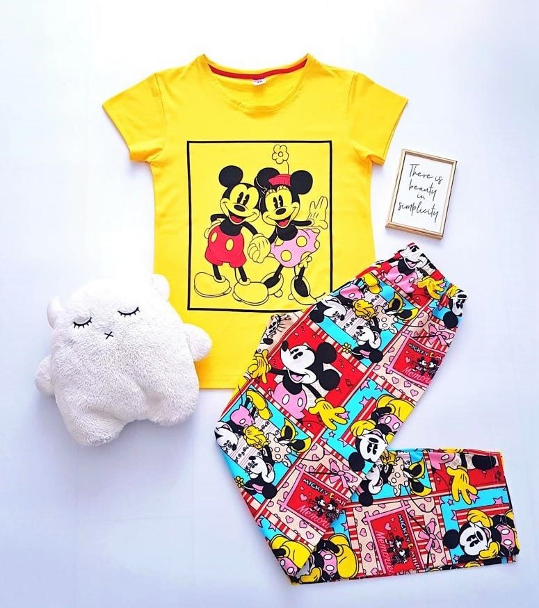 Pijama dama galbena lunga cu imprimeu Mickey si Minnie indragostiti